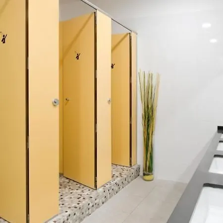 Хостел The Central House Barcelona Gracia Барселона